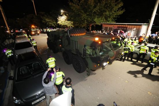 사드(THAAD·고고도미사일방어체계)기지 입구인 경북 성주군 초전면 소성리 마을회관 앞 도로에 사드기지로 들어가는 장비를 실은 군용차량이 지나가고 있다. [이미지출처=연합뉴스]