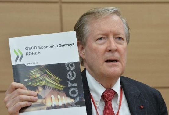 2018 OECD 한국 경제보고서를 발표하기 위해 정부세종청사를 방문,해 브리핑을 하고 있는 랜들 존스 박사. 그는 한국을 40여차례 방문했다./조선일보 DB