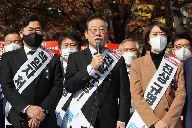 이재명 더불어민주당 대표를 비롯한 당 지도부들이 11일 서울 여의도역 인근에서 열린 이태원 참사 국정조사·특검 추진 범국민 서명운동 발대식에서 발언하고 있다. /뉴스1