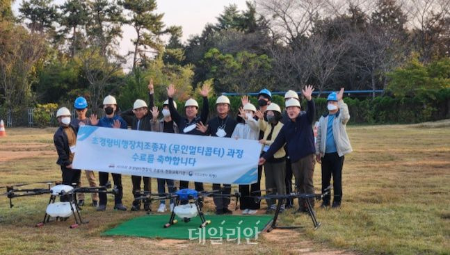 농식품공무원교육원에서 운영하는 드론 조종자 양성과정 교육생들이 기념사진을 촬영하고 있다. ⓒ농식품공무원교육원