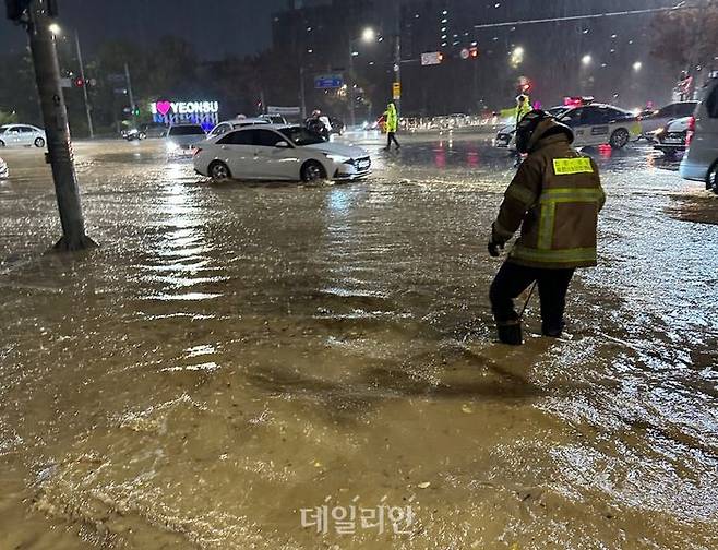 인천서 연수구 침수로 배수 작업하는 소방대원ⓒ연합뉴스