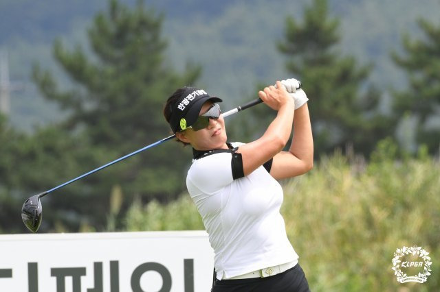 2022 KLPGA 엠씨스퀘어 챔피언스 클래식 with 군산시에서 우승한 김선미가 드라이버 티샷을 하고 있다. KLPGA 제공