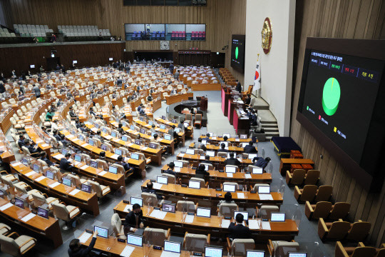 10일 오후 국회에서 열린 본회의. 사진은 북한 탄도미사일 도발 규탄 및 중단 촉구 결의안이 의결되는 모습. 연합뉴스.