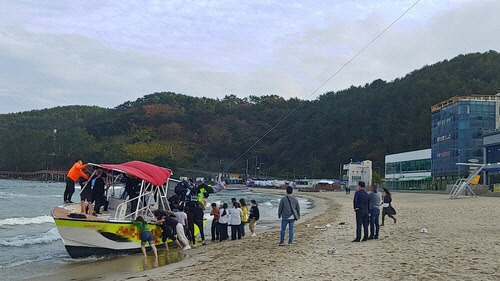 패러세일링 구조하는 시민들. [부산경찰청 제공]