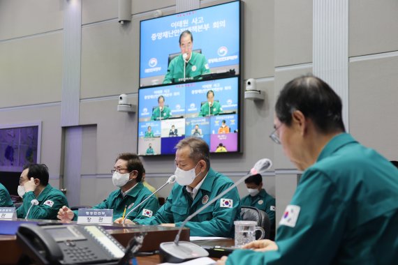 한덕수 국무총리가 휴일인 12일 정부서울청사 중앙재난안전대책본부 상황실에서 이상민 행안부 장관 등이 참석한 가운데 이태원 사고 중대본 회의를 주재하며 발언하고 있다. 연합