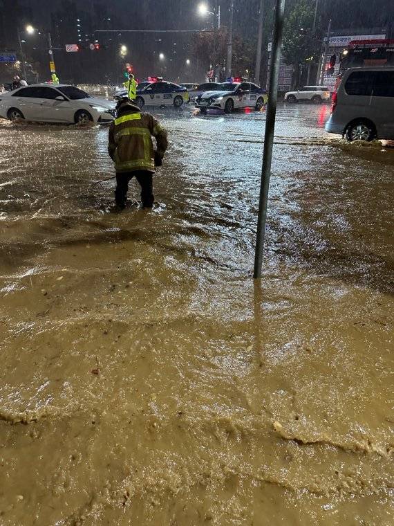 (인천=뉴스1) 박아론 기자 = 12일 오후 8시18분께 인천시 연수구 청학사거리 도로가 침수돼 소방대원들이 안전조치 하고 있다. (인천소방본부 제공) 2022.11.13/뉴스1 /사진=뉴스1화상