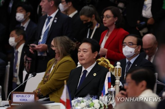 동아시아정상회의 참석한 윤석열 대통령 (프놈펜=연합뉴스) 안정원 기자 = 윤석열 대통령이 13일(현지시간) 캄보디아 프놈펜 한 호텔에서 열린 동아시아정상회의(EAS)에 참석하고 있다. 2022.11.13 jeong@yna.co.kr (끝)