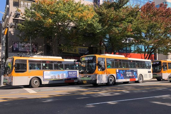 울산시 고령운전자 면허 반납 건수가 2020년을 기점으로 줄고 있다. 실타래처럼 엮인 노선은 고령자들의 자동차 운전면허증 반납에도 부정적인 영향을 주고 있다는 것으로 분석됐다. 시내 도로에서 운행 중인 시내버스 사진=최수상 기자