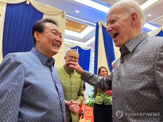 아세안+3' 갈라만찬에서 만난 윤석열 대통령과 조 바이든 미 대통령 (프놈펜=연합뉴스) 윤석열 대통령이 12일 오후(현지시간) 캄보디아 프놈펜 쯔노이짱바 국제 컨벤션센터에서 '아세안+3' 의장국인 캄보디아 정상 주최 갈라 만찬에 참석, 조 바이든 미국 대통령과 대화하고 있다. 2022.11.13 [대통령실 제공. 재판매 및 DB금지] jeong@yna.co.kr (끝)