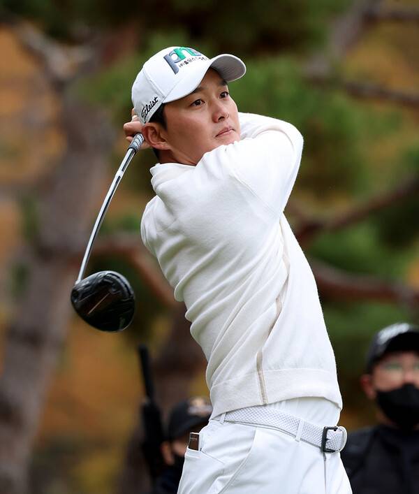 2022년 한국프로골프(KPGA) 코리안투어 최종전 'LG시그니처 플레이어스 챔피언십' 우승으로 제네시스 대상을 확정한 김영수 프로가 최종라운드에서 경기하는 모습이다. 사진제공=KPGA