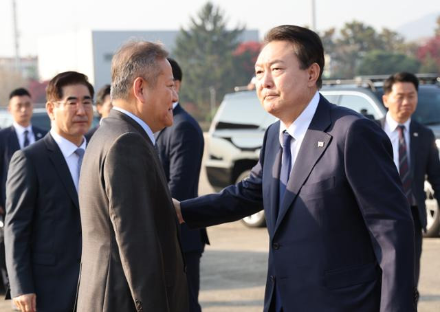 윤석열 대통령이 11일 아세안(ASEAN·동남아국가연합) 관련 정상회의 및 주요20개국(G20) 정상회의 등 다자회의 참석을 위해 성남 서울공항에 도착, 공군 1호기로 향하며 이상민 행안부 장관 등 환송 인사들과 인사하고 있다. 성남=연합뉴스