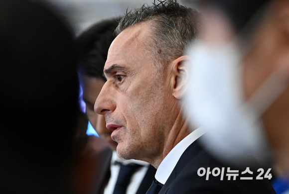 2022 카타르 월드컵에 출전하는 대한민국 축구대표팀 파울루 벤투 감독이 13일 오후 인천국제공항을 통해 카타르 도하로 출국하기 전 인터뷰를 하고 있다. [사진=김성진 기자]