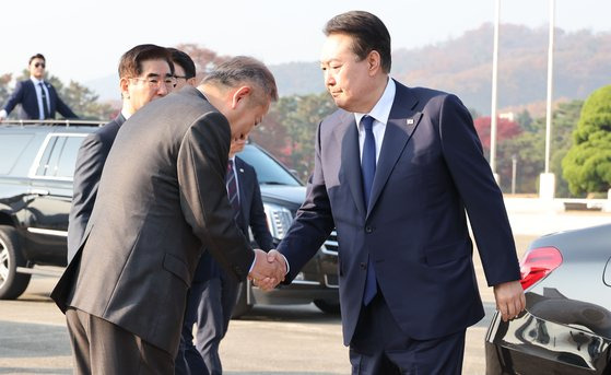 윤석열 대통령이 11일 오전 아세안(ASEAN·동남아국가연합) 관련 정상회의 및 주요20개국(G20) 정상회의 등 다자회의 참석을 위해 성남 서울공항에 도착, 공군 1호기로 향하며 이상민 행안부 장관 등 환송 인사들과 인사하고 있다. 대통령실사진기자단