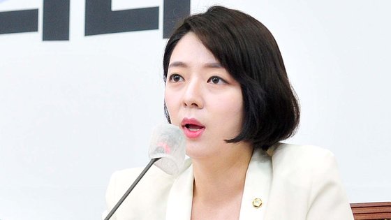 배현진 국민의힘 의원은 10일 페이스북에서 대통령실이 동남아 순방에서 MBC 취재진을 대통령 전용기에 태우지 않겠다고 발표한 것에 대해 "MBC는 자사 취재진이 편안하게 민항기를 통해 순방을 다녀오도록 잘 지원할 거라 믿는다"고 밝혔다. 중앙포토