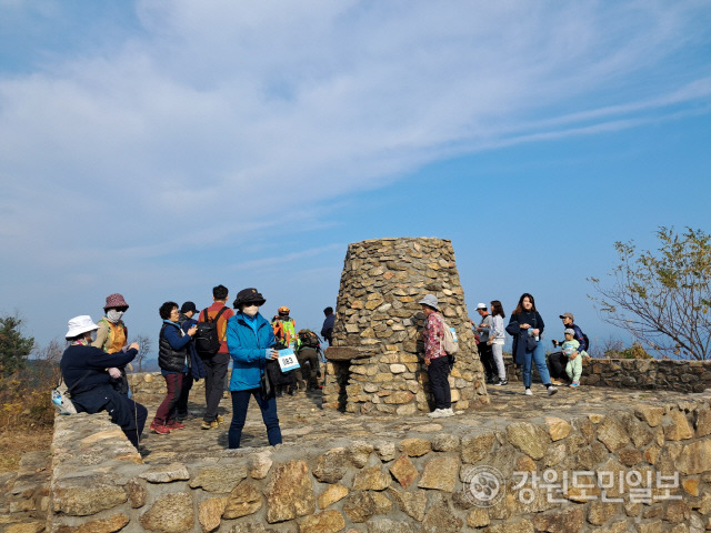 ▲ 최북단 마을 평화로운 가을산책 참가자들이 금강산 봉우리가 보이는 명파마을 산 쑥고개, 봉수대에 올라 휴식을 취하고 있다.