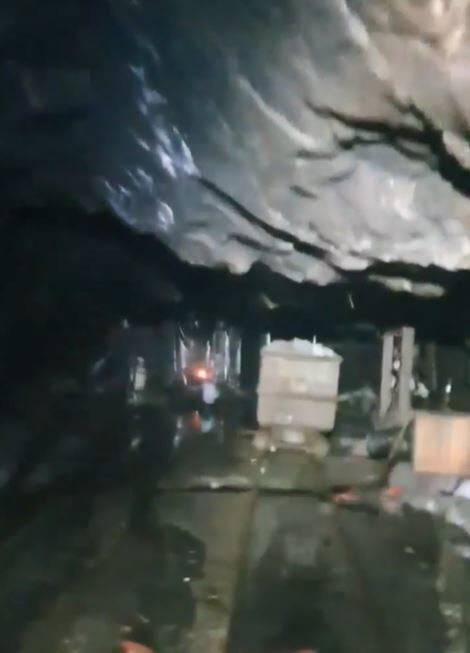 경북 봉화군 광산 매몰사고로 고립됐던 노동자들이 체온 유지를 위해 갱도에 버려진 물건들로 만든 움막. 움막 안에서 장작이 타고 있다. 경북도소방본부 제공
