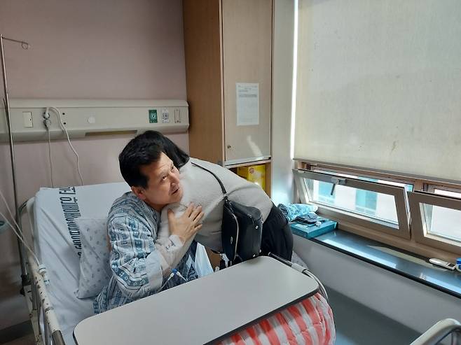 경북 봉화군 광산 매몰사고로 고립됐다가 극적으로 구조된 박정하씨가 지난 11월 7일 안동병원 병실에서 면회객과 포옹하고 있다.