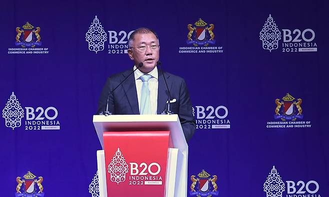 Hyundai Motor Group Executive Chair Chung Euisun delivers a keynote speech during the 2022 B-20 summit held in Bali, Indonesia, Sunday. (Hyundai Motor Group)