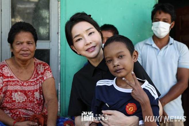 김건희 여사가 12일 캄보디아 수도 프놈펜 사는 선천성 심장질환을 앓고 있는 아동(14세)의 집을 찾아 위로하고 있다. 김 여사는 “잘 이겨낼 수 있지? 건강해져서 한국에서 만나자"라며 약속했다.