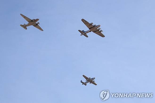 2차 대전기에 활약한 B-17 폭격기(중앙) / 출처=연합뉴스