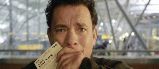 영화 ‘터미널’ 한 장면. 주인공 톰 행크스가 미국 뉴욕의 JFK공항에서 입국도 출국도 못하는 처지가 됐음을 알아채고 울먹이고 있다.