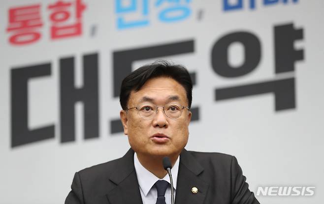 [서울=뉴시스] 전진환 기자 = 정진석 국민의힘 비상대책위원장이 지난 10일 오후 서울 여의도 국회에서 열린 의원총회에서 발언하고 있다.  2022.11.10. amin2@newsis.com