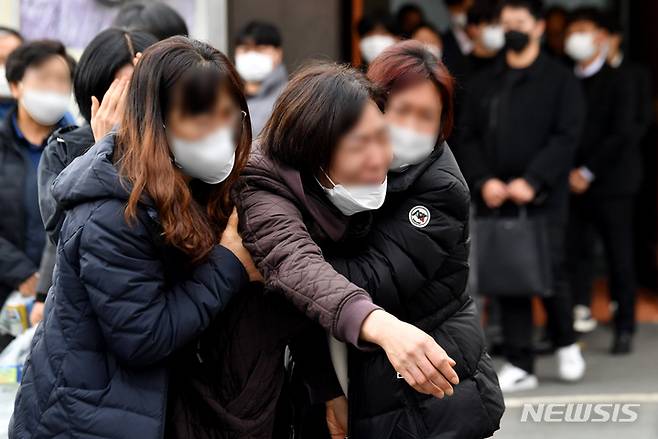 [광주=뉴시스] 이영주 기자 = 13일 오후 광주 광산구 한 장례식장에서 삼성전자 협력사인 디케이 내 산재 사고로 숨진 A(25)씨의 발인이 엄수되는 도중 유족이 오열하고 있다. A씨는 지난 7일 오후 9시 14분께 광산구 평동산단 디케이 내 부품생산 공정에서 작업 도중 1.8t 무게의 철제 코일에 깔려 숨졌다. 2022.11.13.leeyj2578@newsis.com