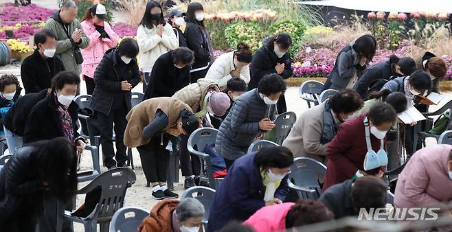 [서울=뉴시스] 조수정 기자 = 2023학년도 대학수학능력시험을 나흘 앞둔 13일 서울 종로구 조계사에서 열린 수능 수험생 고득점을 위한 법회에서 수험생 학부모들이 합장하고 있다. 2022.11.13. chocrystal@newsis.com