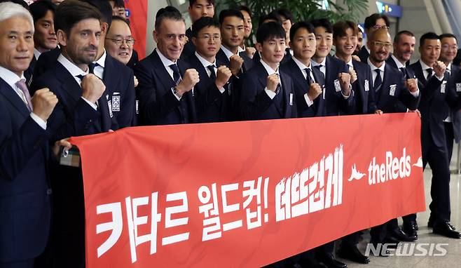 [인천공항=뉴시스] 조성우 기자 = 2022 카타르 월드컵에 출전하는 한국 축구대표팀 벤투 감독과 선수들이 13일 오후 인천국제공항을 통해 카타르 도하로 출국하기 전 기념촬영을 하고 있다. 2022.11.13. xconfind@newsis.com