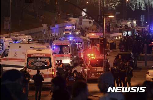 [이스탄불=AP/뉴시스] 터키 이스탄불 축구경기장 인근에서 10일(현지시간) 연쇄 폭탄테러가 발생 후 경찰차와 구급차들이 몰려있다. 2016.12.11