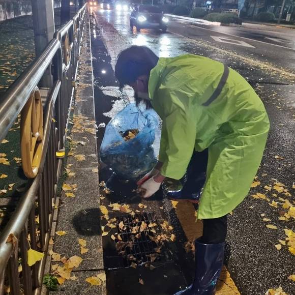 12일 배수로 막힘 방지를 위해 낙엽 제거 작업 중인 경기도 고양시 대화동, 일산3동 환경공무관과 공무원들. 2022.11.12 경기도 고양시의회 김수진 시의원 페이스북