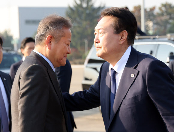 이상민 행안부 장관과 인사하는 윤석열 대통령 - 윤석열 대통령이 11일 오전 아세안(ASEAN·동남아국가연합) 관련 정상회의 및 주요20개국(G20) 정상회의 등 다자회의 참석을 위해 성남 서울공항에 도착, 공군 1호기로 향하며 이상민 행안부 장관 등 환송 인사들과 인사하고 있다. 2022.11.11 연합뉴스