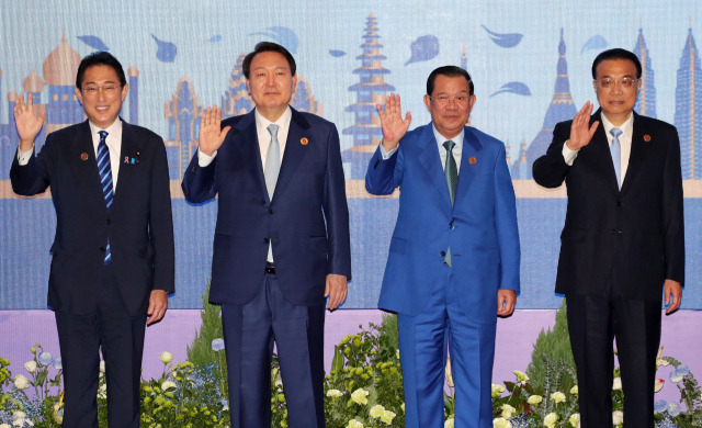 윤석열 대통령이 12일(현지시간) 오전 캄보디아 프놈펜 한 호텔에서 열린 아세안(ASEAN·동남아국가연합)+3(한중일) 정상회의에 참석, 기념촬영을 하고 있다. 왼쪽부터 기시다 후미오 일본 총리, 윤 대통령, 훈센 캄보디아 총리, 리커창 중국 총리. 연합뉴스