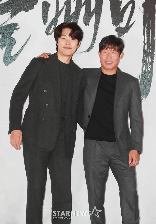 배우 류준열, 유해진이 10일 오후 서울 CGV용산아이파크몰에서 진행된 영화 '올빼미'(감독 안태진) 언론시사회에 참석해 포즈를 하고 있다.  밤에만 앞이 보이는 맹인 침술사가 세자의 죽음을 목격한 후 진실을 밝히기 위해 벌이는 하룻밤의 사투를 그린 스릴러 '올빼미'는 오는 23일 개봉한다. /2022.11.10 /사진=이동훈 기자 photoguy@