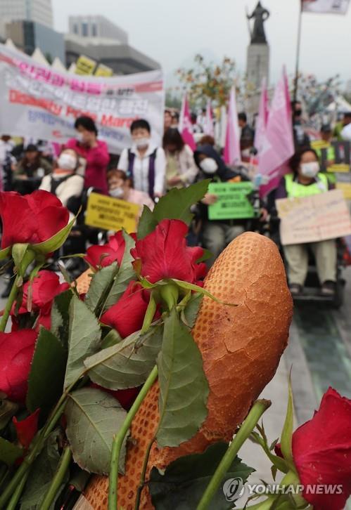 "장애인에게 빵과 장미를" [연합뉴스 자료사진]