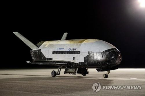 2년 6개월 비행을 마치고 플로리다주 케네디 우주센터에 도착한 X-37B [AP/US Space Force 연합뉴스. 재판매 및 DB 금지]