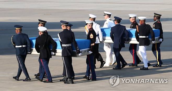 수송기로 옮겨지는 한국전 참전 미군 유해 2018년 8월 1일 오후 경기도 평택시 주한미공군 오산기지에서 열린 북한으로부터 돌려받은 한국전 참전 미군 유해 송환식에서 유해들이 수송기로 옮겨지고 있다. [연합뉴스 자료사진]