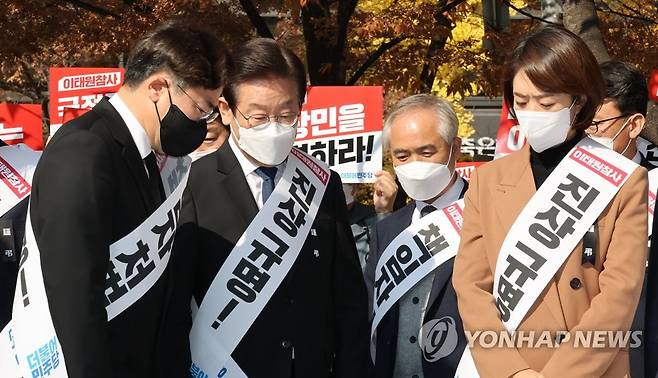 이태원 참사 국정조사특검추진 범국민 서명운동 발대식 참석하는 이재명 대표 (서울=연합뉴스) 하사헌 기자 = 더불어민주당 이재명 대표가 11일 오후 서울 영등포구 여의도역 5번 출구 앞에서 열린 이태원 참사 국정조사특검추진 범국민 서명운동 발대식에 참석하고 있다. 2022.11.11 toadboy@yna.co.kr