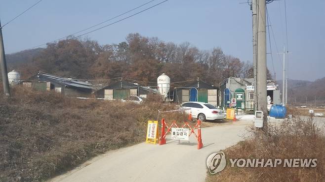 "조류인플루엔자 막아라" (천안=연합뉴스) 11일 충남 천안시 한 종오리 농장에서 고병원성 조류인플루엔자(AI)가 발생한 가운데 시 방역 당국이 농장 주변에서 차단방역을 하고 있다. 2022. 11. 11 [천안시 제공. 재판매 및 DB 금지] jung@yna.co.kr