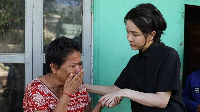 윤석열 대통령 부인 김건희 여사가 12일(현지시간) 캄보디아 프놈펜의 한 선천성 심장질환을 앓고 있는 환아의 집을 찾아 건강 상태를 살피고 가족들을 위로하고 있다.(사진=대통령실 제공)