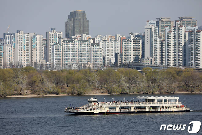 서울 여의도 한강공원 앞으로 유람선이 떠가고 있다. 2022.4.3/뉴스1 ⓒ News1 이승배 기자