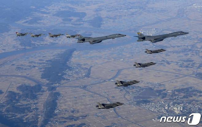 미국 공군 전략폭격기 B-1B '랜서' 2대가 지난 5일 한반도 상공에 전개돼 미측 F-16 전투기 4대, 우리 공군 F-35A 스텔스 전투기 4대와 함께 훈련하고 있다. (합참 제공) 2022.11.5/뉴스1