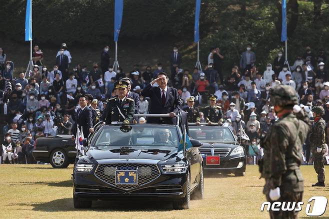 윤석열 대통령이 10월1일 충남 계룡대 대연병장에서 열린 제74주년 국군의 날 기념행사에 참석, 장병들을 사열하고 있다. (대통령실 제공) 2022.10.1/뉴스1 ⓒ News1 안은나 기자