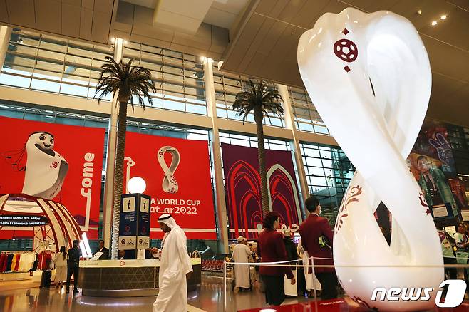 파울루 벤투 감독이 이끄는 축구국가대표팀이 카타르 도하에 입국한 14일(현지시간) 새벽 카타르 도하 하마드국제공항 입국장에 월드컵 관련 조형물과 현수막이 설치돼 있다. 2022.11.14/뉴스1 ⓒ News1 이광호 기자