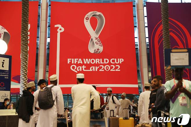 파울루 벤투 감독이 이끄는 축구국가대표팀이 카타르 도하에 입국한 14일(현지시간) 새벽 카타르 도하 하마드국제공항 입국장에 월드컵 관련 조형물과 현수막이 설치돼 있다. 2022.11.14/뉴스1 ⓒ News1 이광호 기자