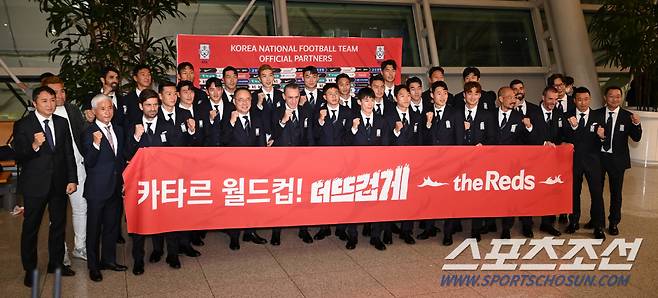 벤투 감독이 이끄는 대한민국 축구 국가대표팀이 13일 밤 2022 카타르 월드컵을 위해 출국한다. 벤투 감독과 선수단이 함께 파이팅을 외치고 있다. 인천공항=허상욱 기자wook@sportschosun.com/2022.11.13/