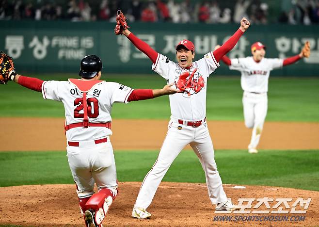 2022 한국시리즈 우승을 확정 짓고 두팔을 번쩍 들고 좋아 하는 SSG 김광현 <허상욱 기자>