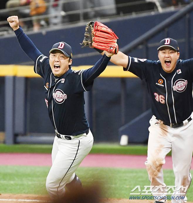 2019년 한국실즈 우승을 확정 지은 후 좋아하는 두산 배영수 <정재근 기자>