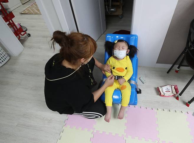 희진이의 어머니인 이서영(가명)씨가 우는 희진이를 달래고 있다. 강창광 선임기자 chang@hani.co.kr