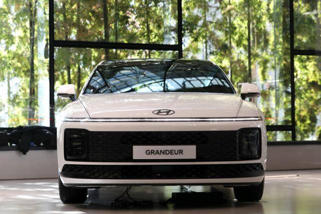 14일 오후 경기 고양시 현대모터스튜디오 고양에서 열린 ‘디 올 뉴 그랜저 온라인 콘퍼런스 및 실차 전시’ 행사에 7세대 그랜저가 전시돼 있다. 뉴스1